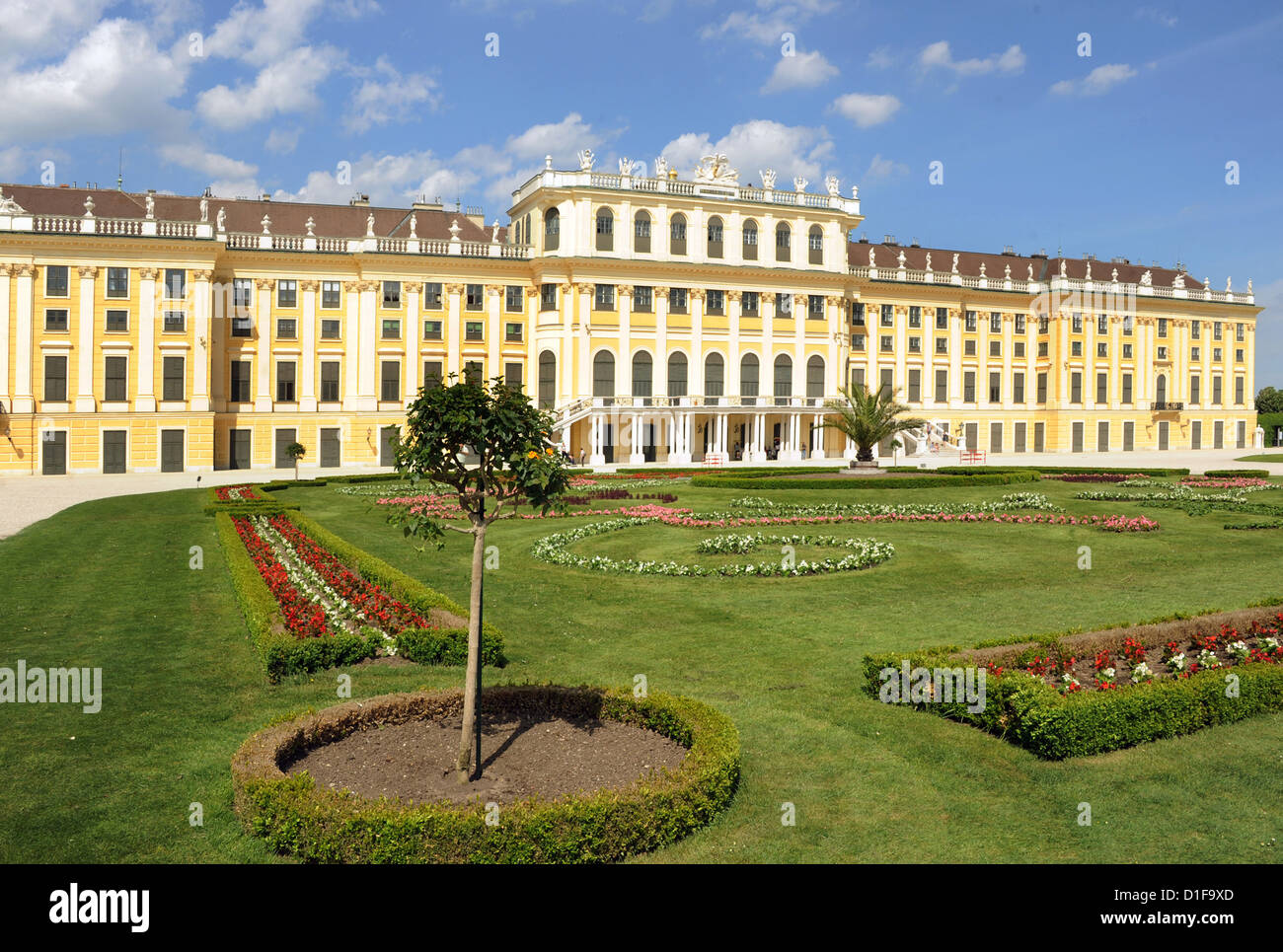 Vue sur le palais de Schönbrunn (1638-1643) construit à Vienne, Autriche, 10 mai 2012. Le palais est l'un des plus importants monuments culturels dans le pays. Photo : Waltraud Grubitzsch Banque D'Images