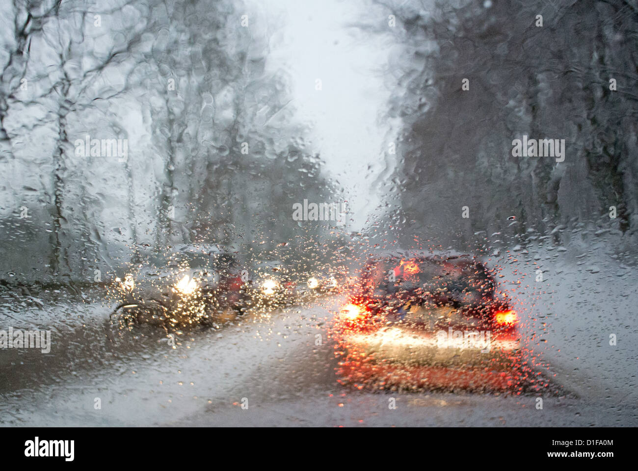 Les voitures dans les embouteillages comme nouvelle neige provoque des problèmes de circulation près de Dortmund, Allemagne, le 12 décembre 2012. Photo : Bernd Thissen Banque D'Images