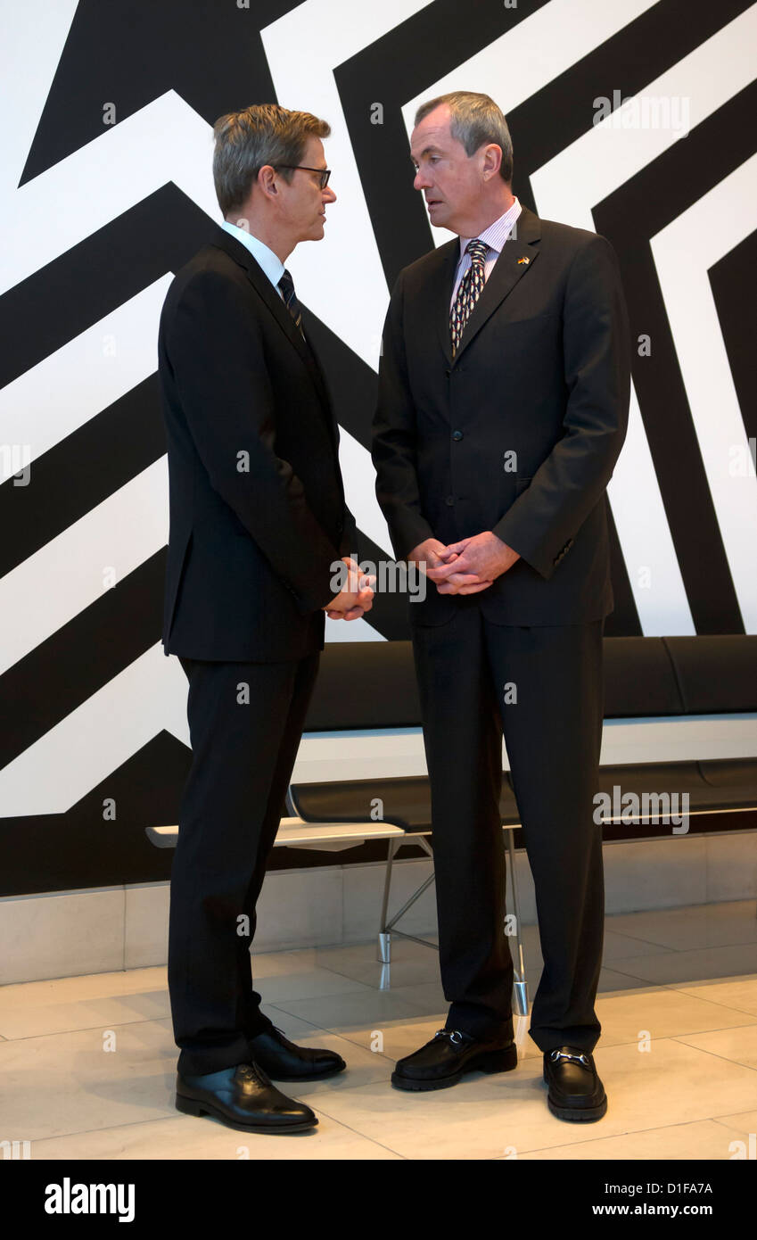 Le ministre des Affaires étrangères allemand Guido Westerwelle (L) parle avec l'ambassadeur américain Philip Murphy après avoir signé le livre de condoléances pour les victimes de la rampage en France à l'ambassade américaine à Berlin, Allemagne, 18 décembre 2012. 26 personnes et le tireur est mort lors d'un saccage d'une école primaire de Newtown, dans le Connecticut aux États-Unis. Photo : MARC N.R.I.T. Banque D'Images