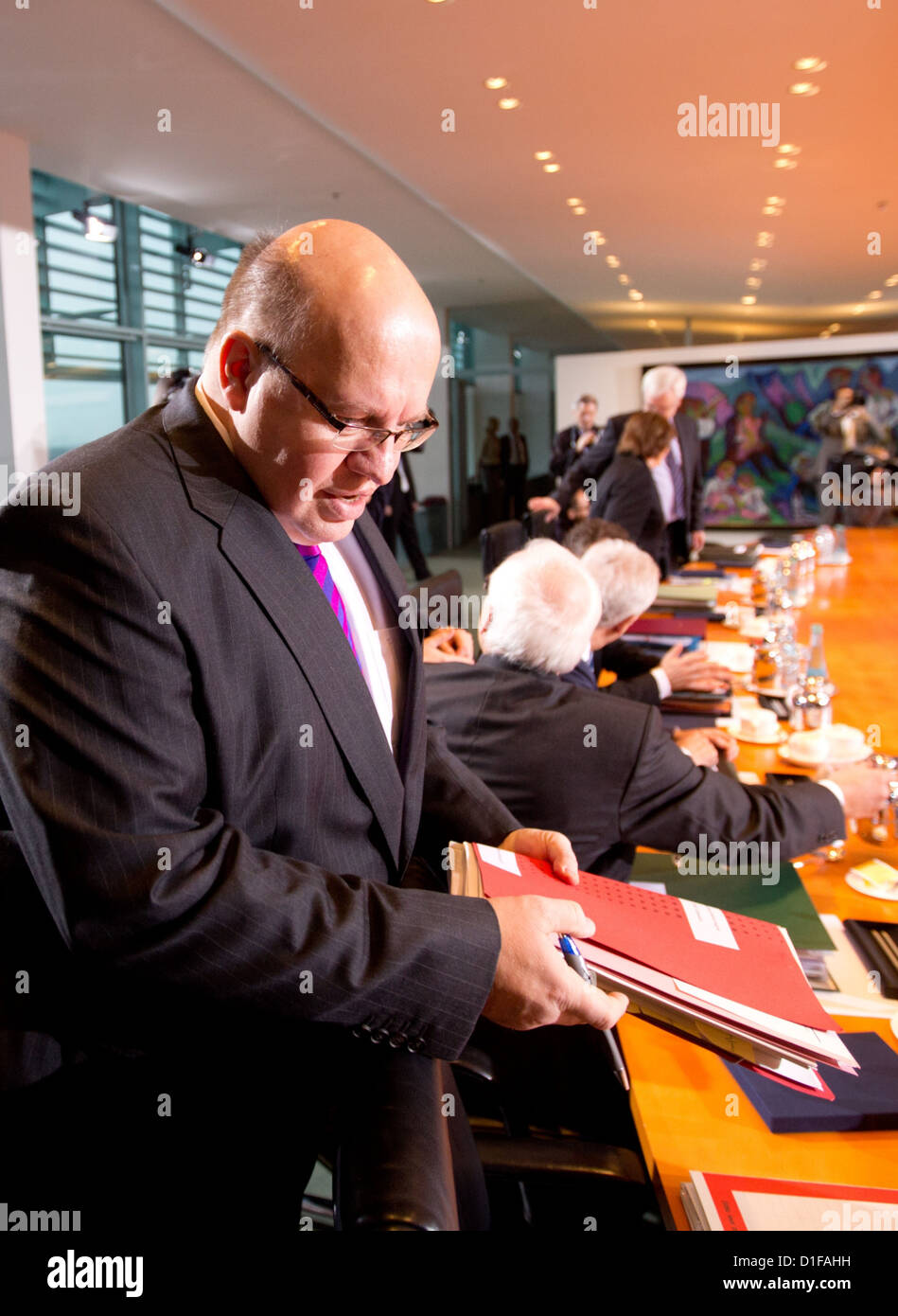 Le ministre allemand de l'environnement Peter Altmaier assiste à la réunion hebdomadaire du cabinet à la chancellerie à Berlin, Allemagne, le 19 décembre 2012. Cette semaine de réunion du cabinet se concentre sur l'extension de la grille d'énergie électrique. Photo : KAY NIETFELD Banque D'Images