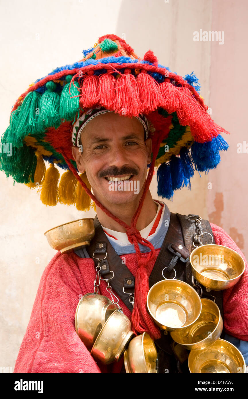 Un vendeur d'eau habillés en costume traditionnel berbère à Marrakech,  Maroc, Afrique du Nord, Afrique Photo Stock - Alamy