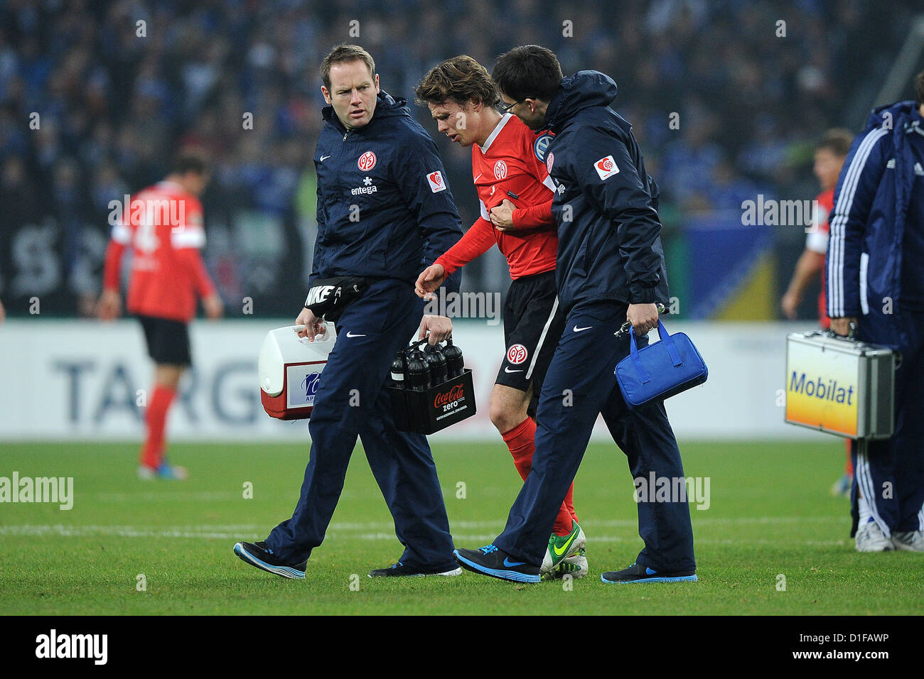 Mainz's Nicolai Mueller quitte le terrain après une blessure au cours de la DFB série de seize match entre Schalke 04 et le FSV Mainz 05 au Veltins-Arena de Gelsenkirchen, Allemagne, 18 décembre 2012. Photo : Revierfoto Banque D'Images