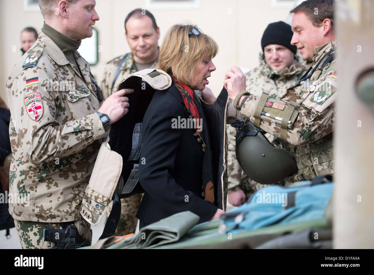 Partenaire du président fédéral allemand Joachim Gauck, Daniela Schadt, parle pour les soldats, qu'elle visite l'hôpital au Camp Marmal à Mazar-i-Sharif, en Afghanistan, le 19 décembre 2012. Photo : MAURIZIO GAMBARINI Banque D'Images