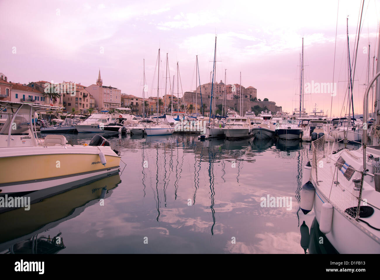Bateaux dans le port en bas de la Citadelle dans la ville de Calvi en Haute-Balagne région Corse, France, Méditerranée Banque D'Images