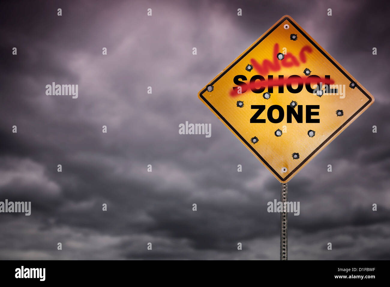 Zone scolaire inscription de graffitis et trous de balle Banque D'Images