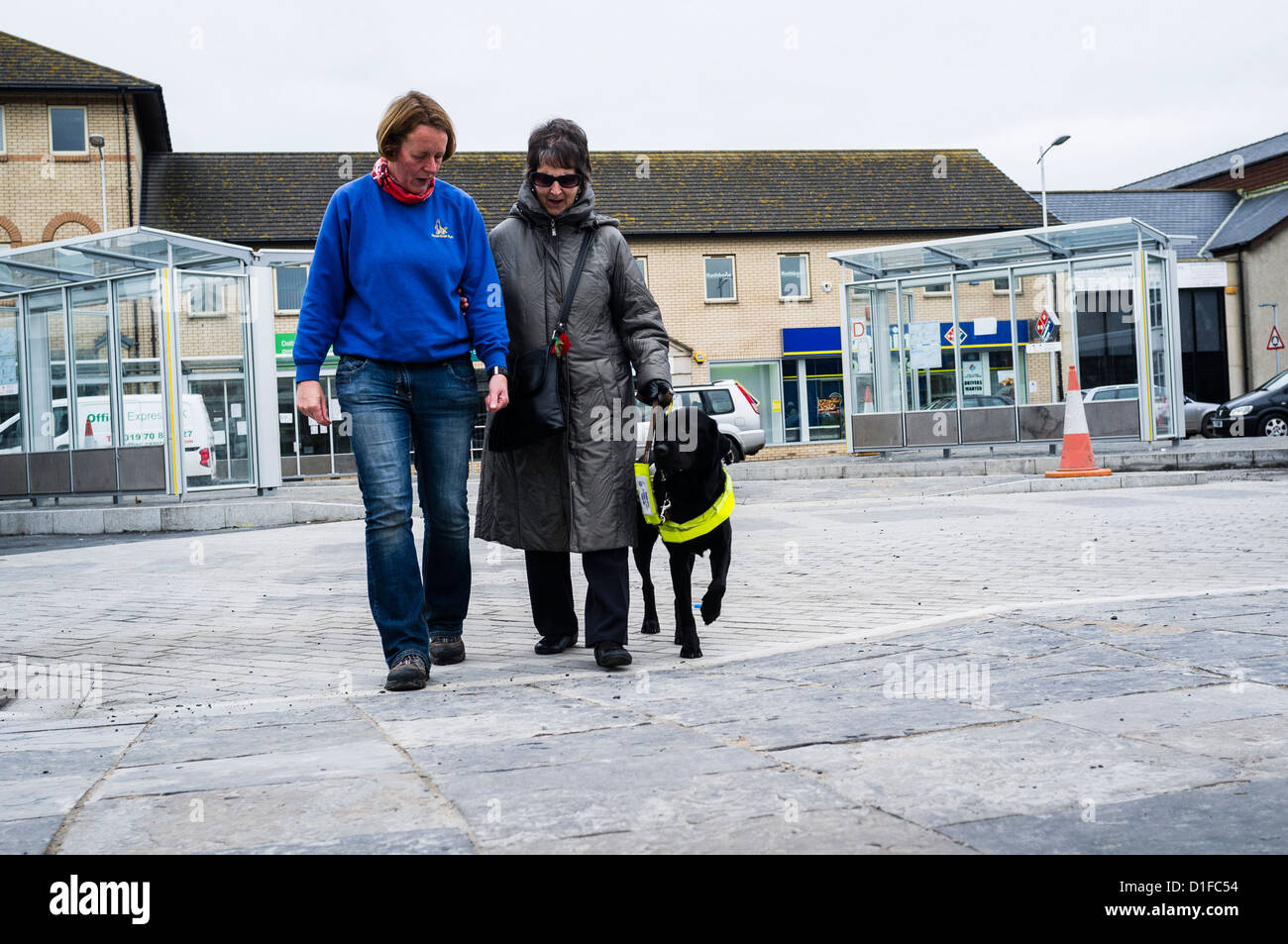 L'évaluation de la provision pour personnes aveugles et malvoyantes à la nouvelle gare routière d'Aberystwyth au Pays de Galles , Grande-Bretagne Banque D'Images