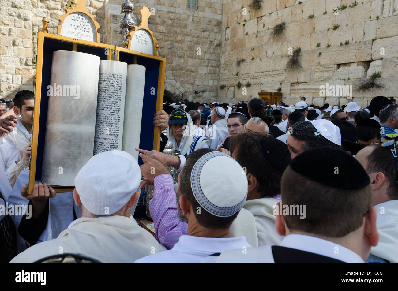 Bénédiction de Cohen traditionnel au Mur occidental pendant la fête juive de la Pâque, vieille ville de Jérusalem, Israël, Moyen Orient Banque D'Images