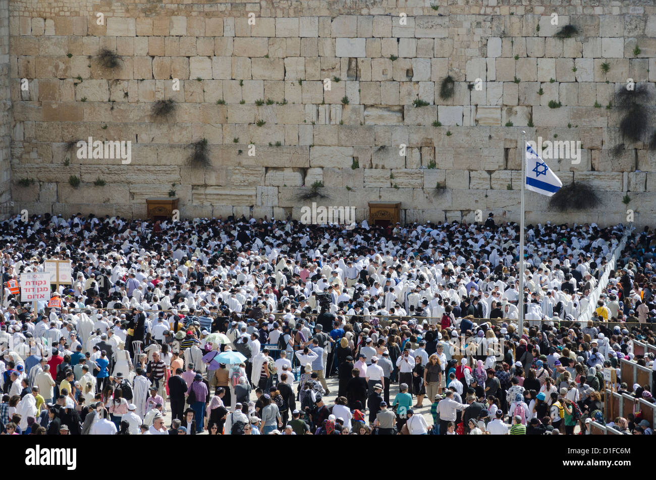 Bénédiction de Cohen traditionnel au Mur occidental pendant la fête juive de la Pâque, vieille ville de Jérusalem, Israël, Moyen Orient Banque D'Images