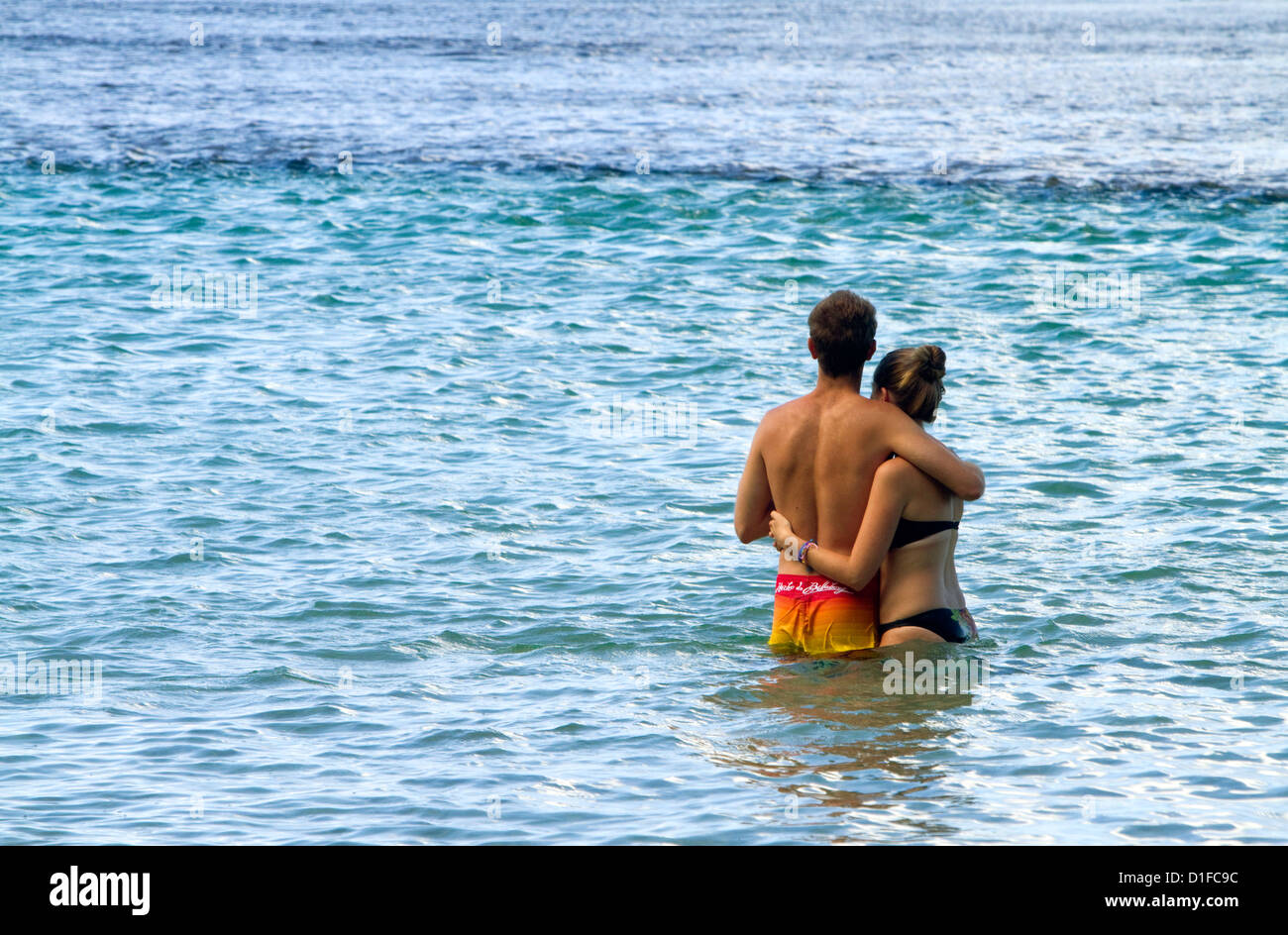 Couple stand dans une lagune de l'océan pacifique sur l'île de Kauai, Hawaii, USA. Banque D'Images