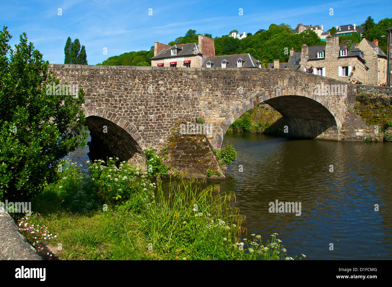 Vue de la vieille ville de maisons et de l'ancien pont sur la Rance, Dinan, Cotes d'Armor, Bretagne, France, Europe Banque D'Images