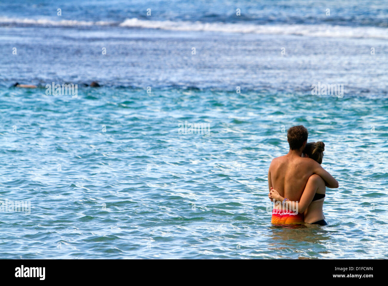 Couple stand dans une lagune de l'océan pacifique sur l'île de Kauai, Hawaii, USA. Banque D'Images