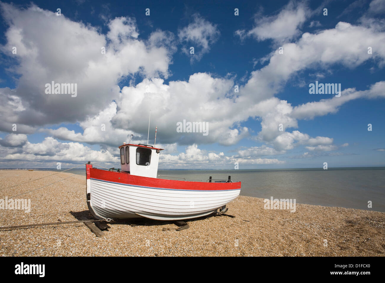Bateau sur la plage, Dungeness, Kent, Angleterre, Royaume-Uni, Europe Banque D'Images