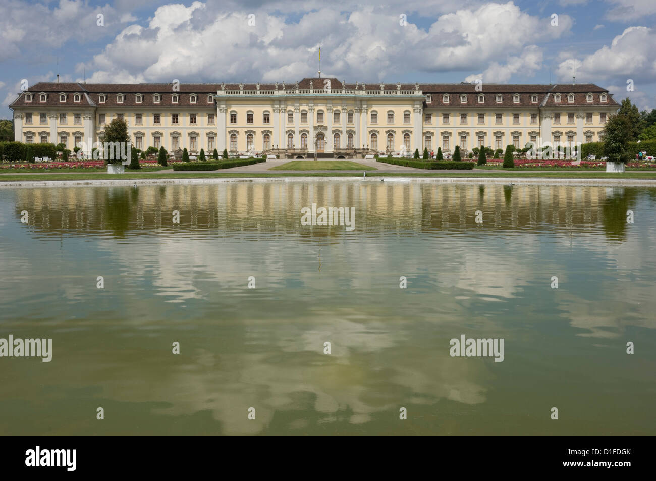 Le 18e siècle de style Baroque Residenzschloss, inspiré par le Palais de Versailles, Ludwigsburg, Baden Wurtemberg, Allemagne, Europe Banque D'Images