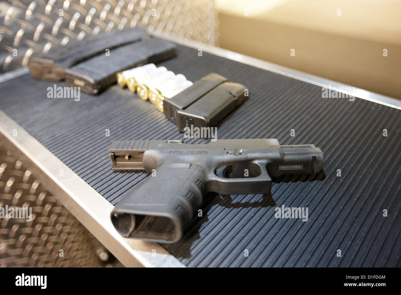 Carabine arme Pistolet d'assaut divers magazines et des fusils avec 9mm glock pistolet à un champ de tir à las vegas nevada usa Banque D'Images