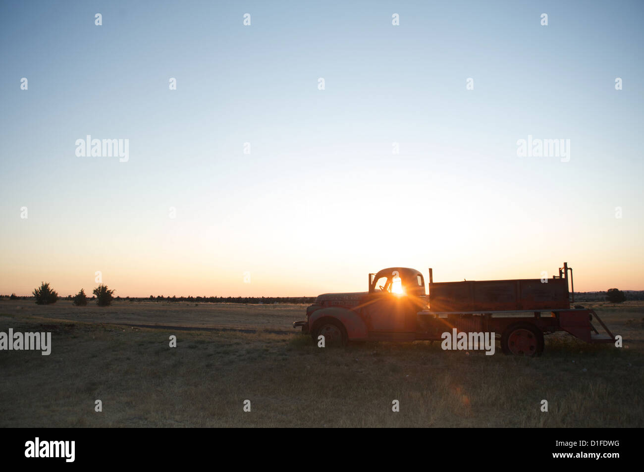 Les rayons de soleil à travers la vitre de l'ancien camion agricole au lever du soleil, Shaniko, Californie, États-Unis d'Amérique, Amérique du Nord Banque D'Images