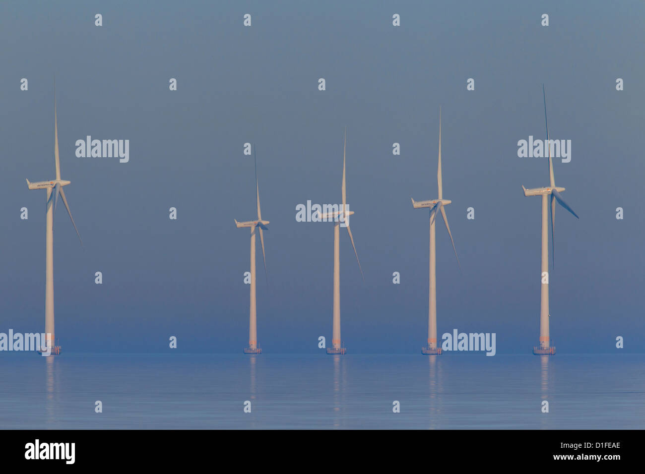 Les éoliennes en mer de Lillgrund, du plus grand parc éolien offshore au sud du pont de l'Öresund Banque D'Images