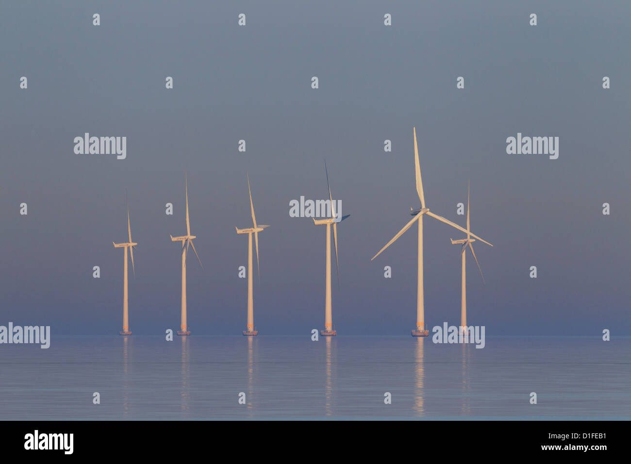 Les éoliennes en mer de Lillgrund, du plus grand parc éolien offshore au sud du pont de l'Öresund Banque D'Images