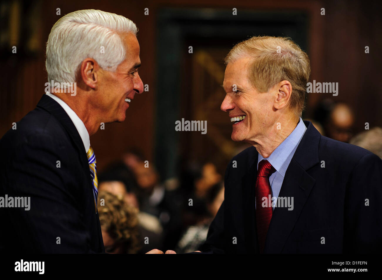 19 décembre 2012 - Washington, District of Columbia, États-Unis - l'ancien gouverneur de Floride CHARLIE CRIST rencontre avec le sénateur Bill NELSON (D-FL) avant de témoigner à une audience du Comité judiciaire du Sénat Captiol Hill mercredi concernant ''l'État de droit de vote après les élections de 2012.'' l'audience a porté sur l'accès des Américains vers l'isoloir et le besoin continu de protections contre les efforts visant à limiter ou supprimer le vote. (Crédit Image : ©/ZUMAPRESS.com) Marovich Pete Banque D'Images