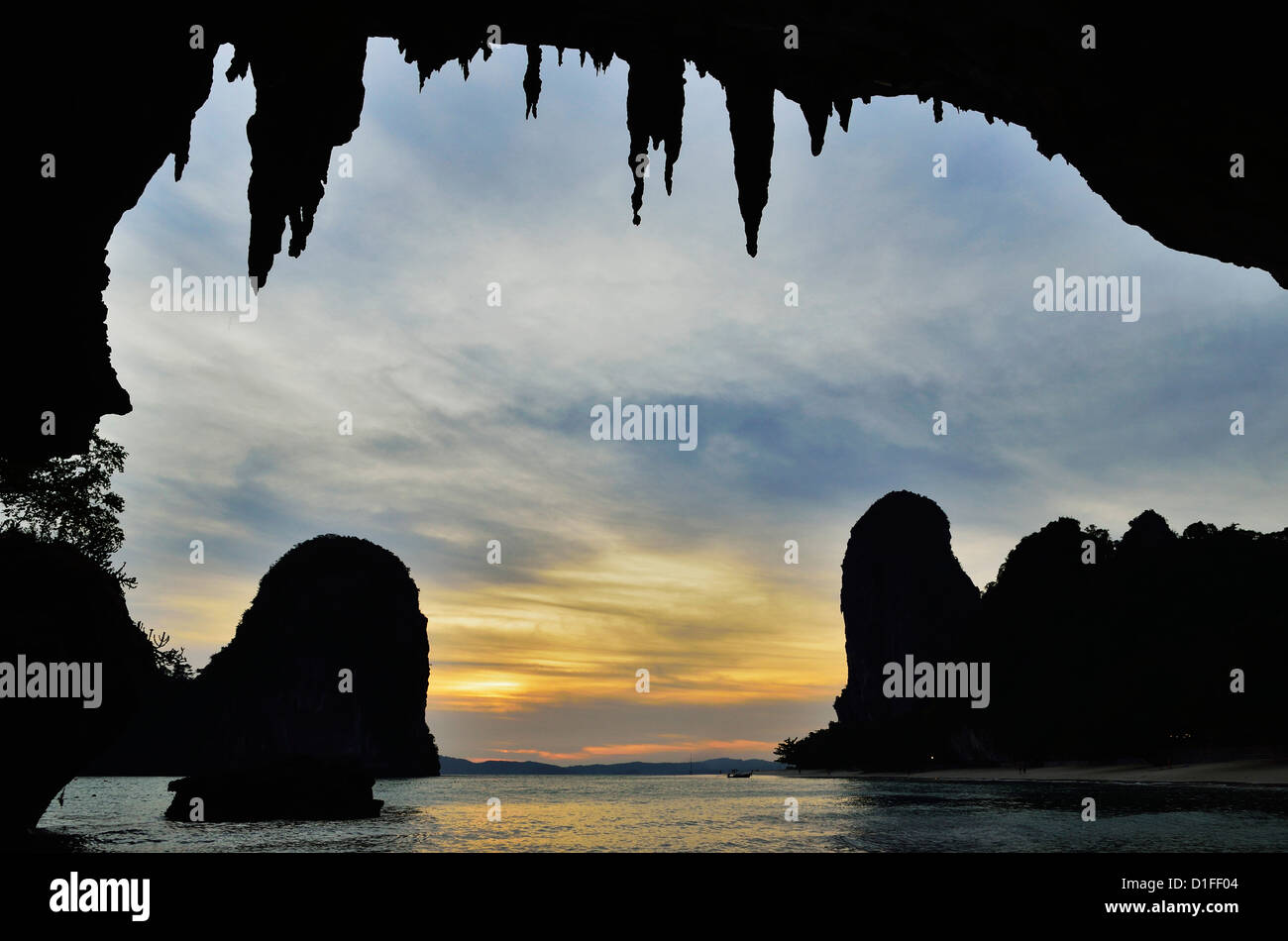 Vue depuis Pranang Cave, Pranang Cave Beach, Rai Leh (Railay), Côte d'Andaman, la province de Krabi, Thaïlande, Asie du Sud, Asie Banque D'Images