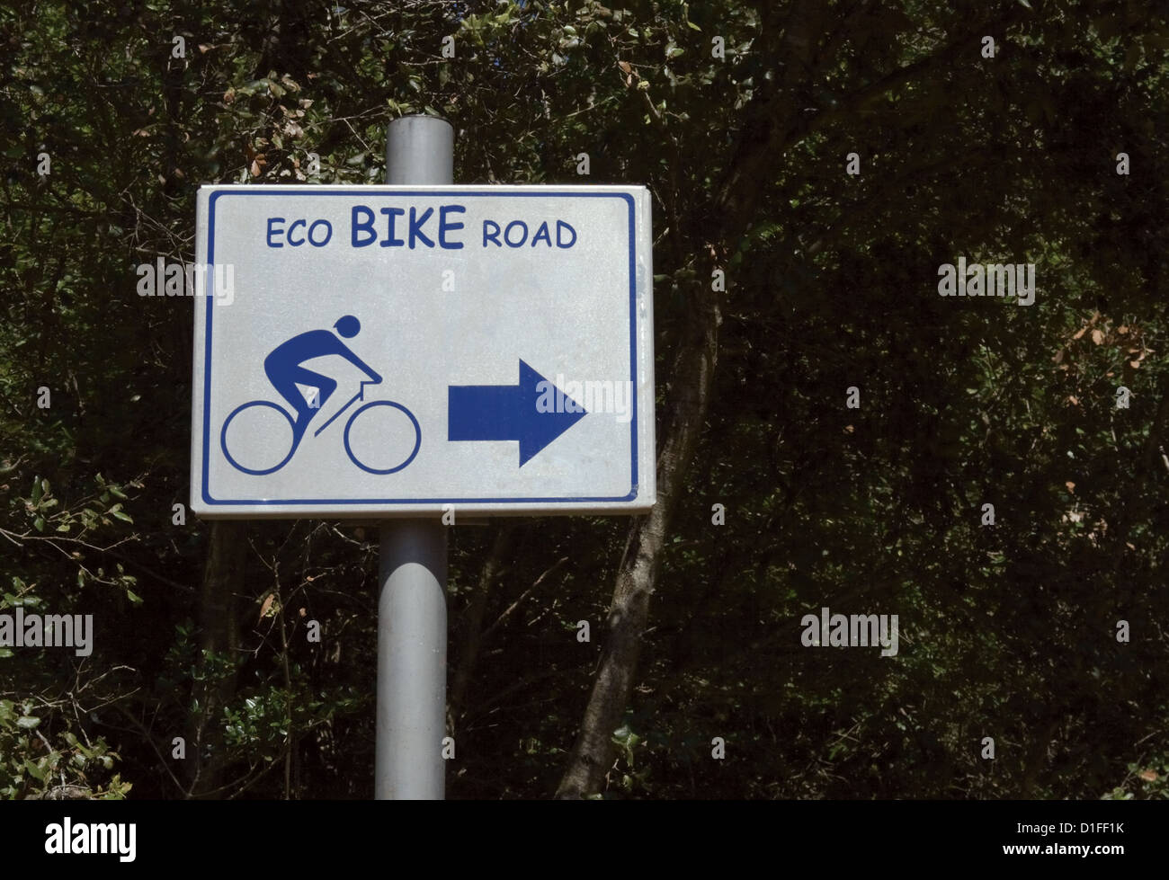 Eco moto road sign contre des arbres Banque D'Images