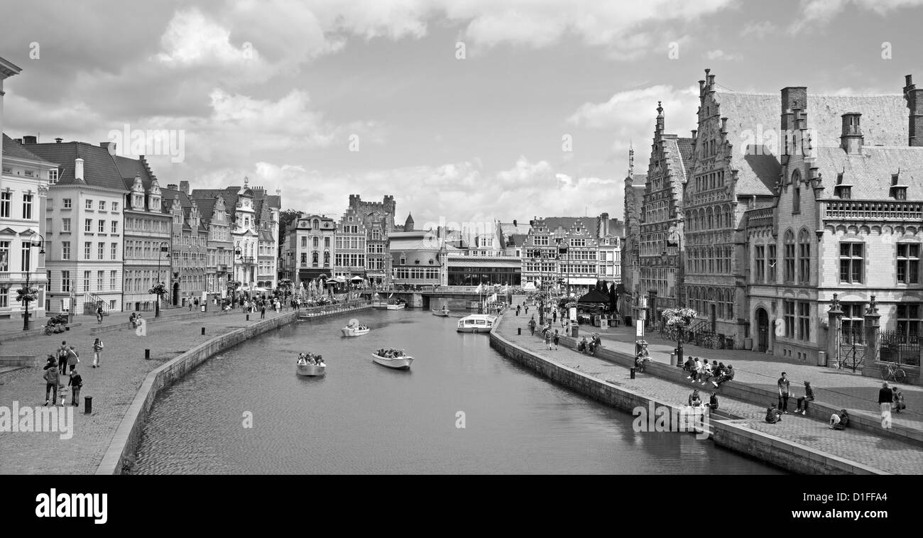 Gand - le 23 juin : typique des palais et de canal Korenlei et Graselei street le 23 juin 2012 à Gand, Belgique. Banque D'Images
