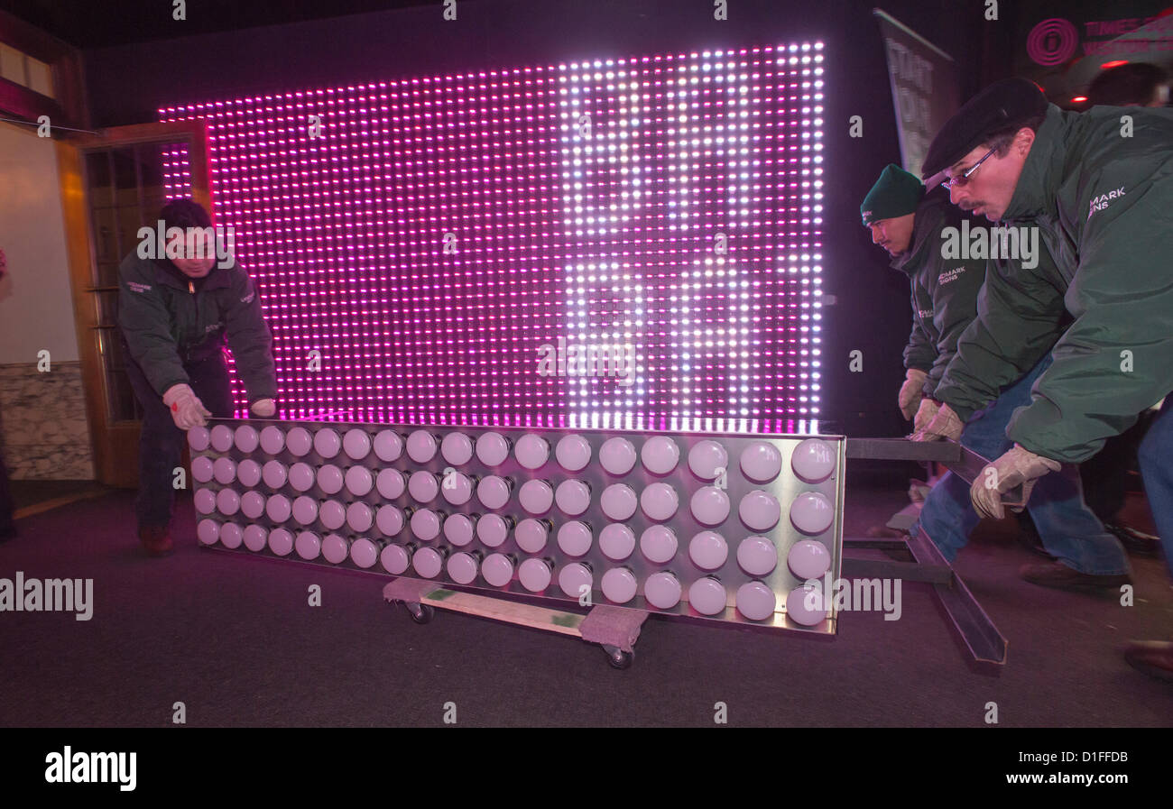 Deux sept pieds de hauteur de chiffres '1' et '3' arrivent à la fois musée et centre d'carré à Times Square à New York le mercredi, 19 décembre 2012. Le chanceux '13' fera partie de l'écran led au sommet d'un Times Square, qui s'allume jusqu'à minuit le 1er janvier 2013' 'hors de l'orthographe. Le nombre d'utiliser l'énergie efficace LED Ampoules qui durera toute l'année, ne jamais avoir à être modifié. (© Richard B. Levine) Banque D'Images