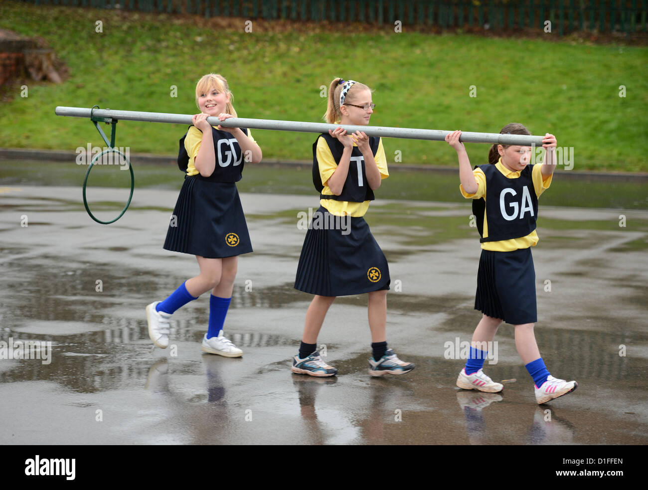 Les écoliers portant un objectif de netball à Notre Dame et St Werburgh's Catholic Primary School à Newcastle-under-Lyme, Staffordshi Banque D'Images