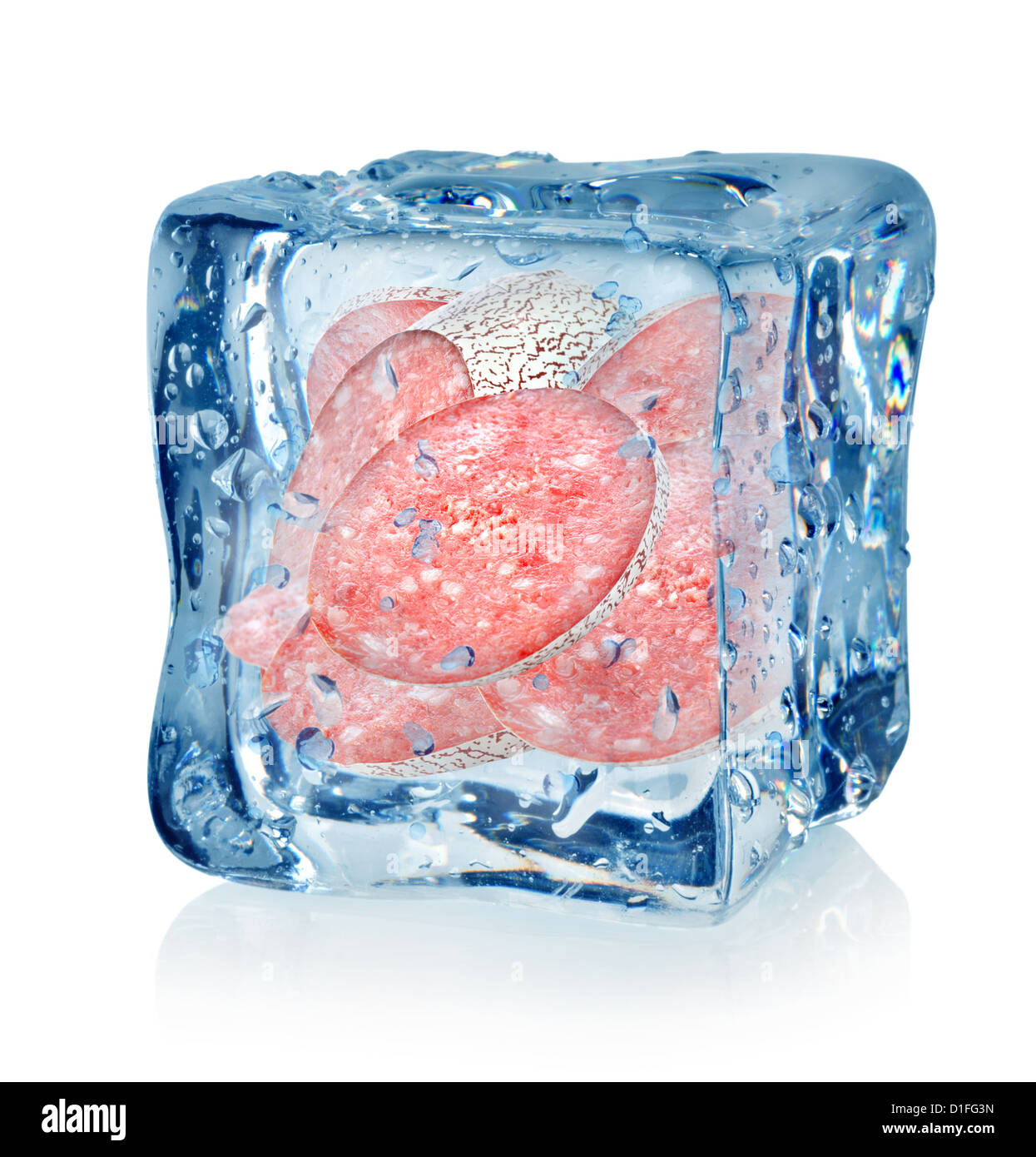 Ice Cube et le salami isolé sur fond blanc Banque D'Images Ice Cube et le salami isolé sur fond blanc Banque D'Images