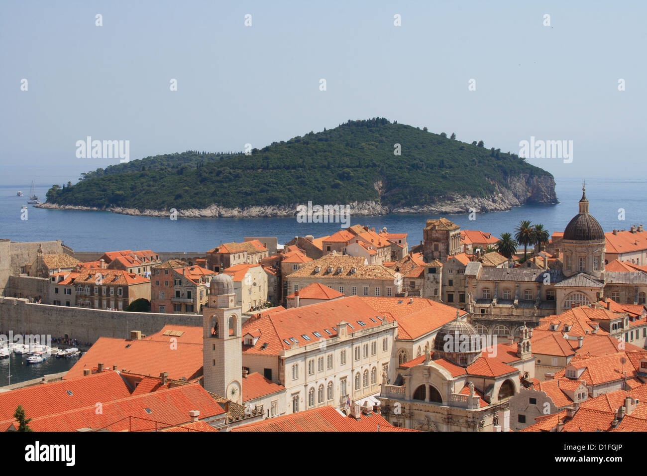 Toits de tuiles rouges et l'île sur un arrière-plan. Dubrovnik, Croatie. Banque D'Images