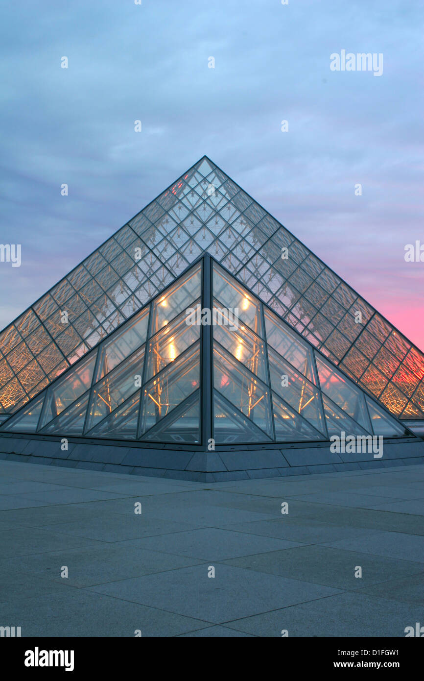 Paris - Louvre pyramides en soir Banque D'Images