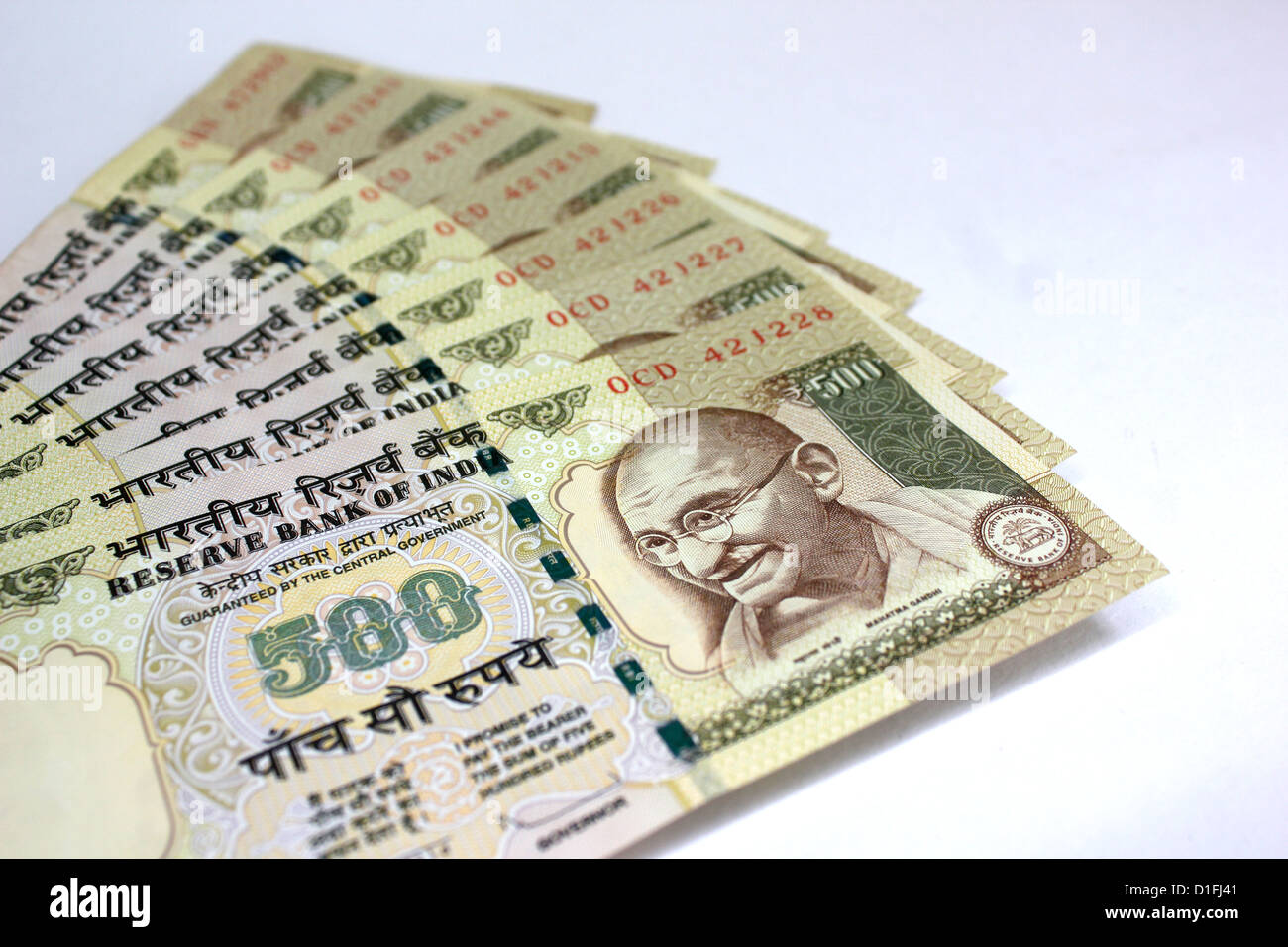 Monnaie indienne un ventilateur de 500 rupee notes en fond blanc Banque D'Images