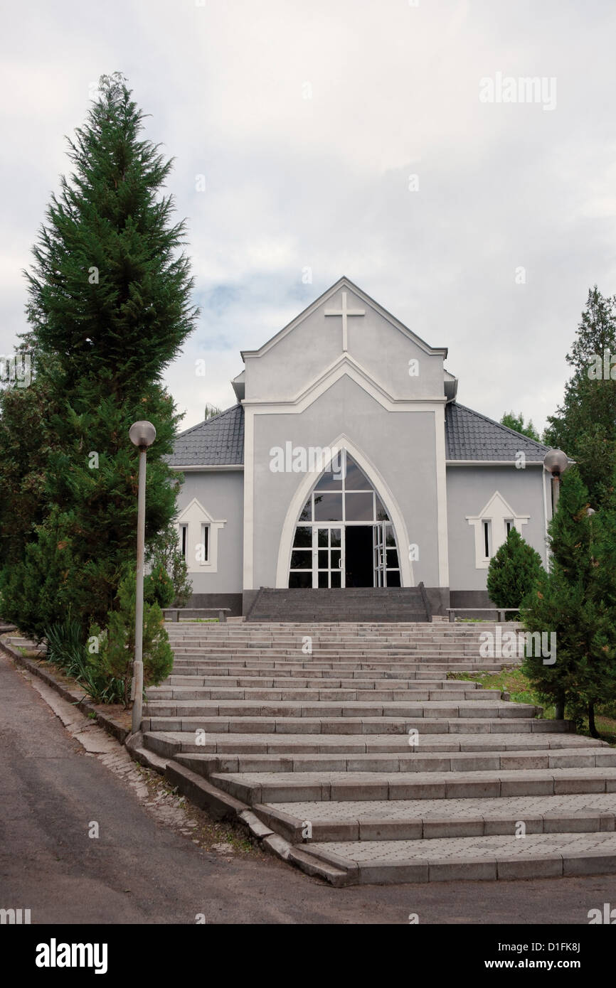 Une petite église catholique sur le cimetière de la ville. Uzhhorod, Ukraine. Banque D'Images