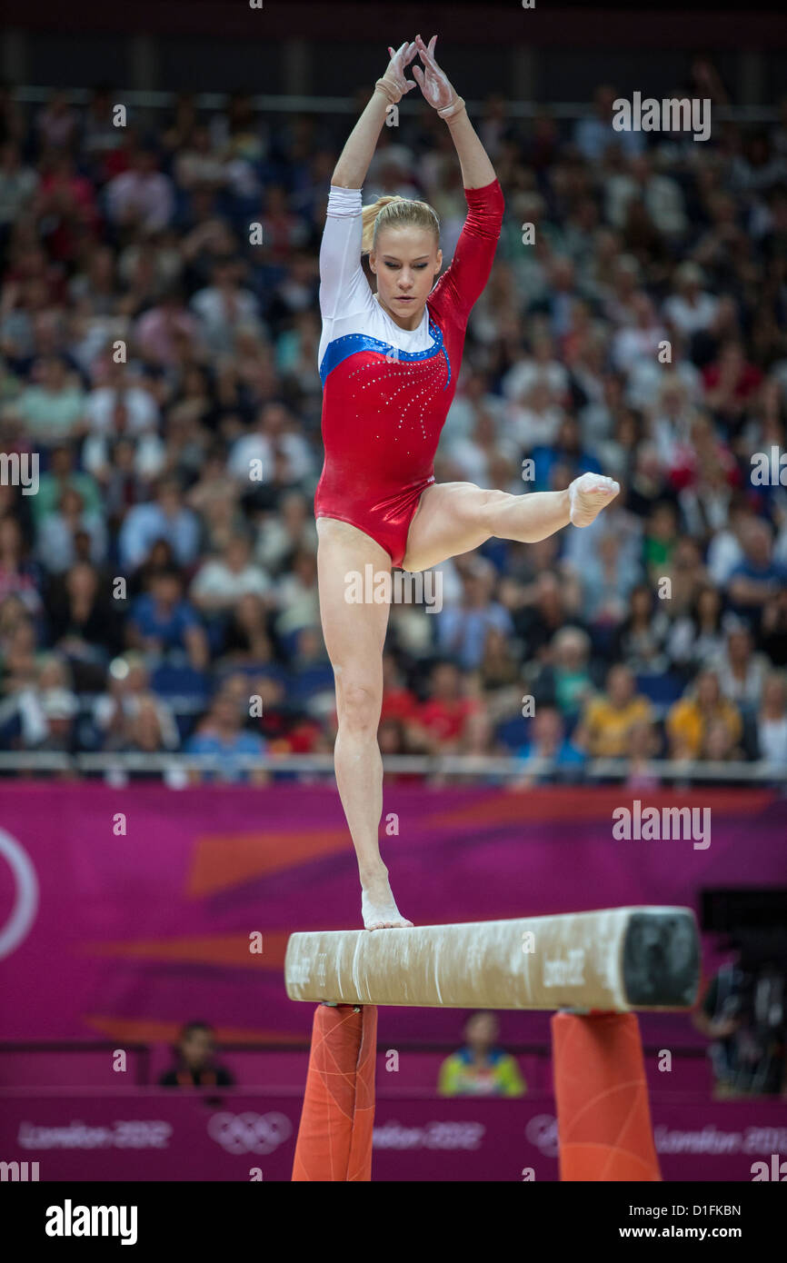 Kseniia Afanaseva (RUS) en compétition durant les Women's Poutre au final des Jeux Olympiques d'été de 2012, Londres, Angleterre. Banque D'Images