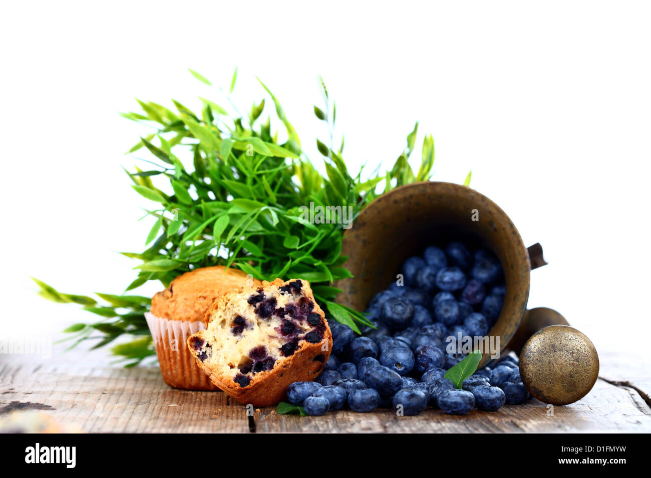Les bleuets en tomber de mortier de bronze près de l'muffins Banque D'Images