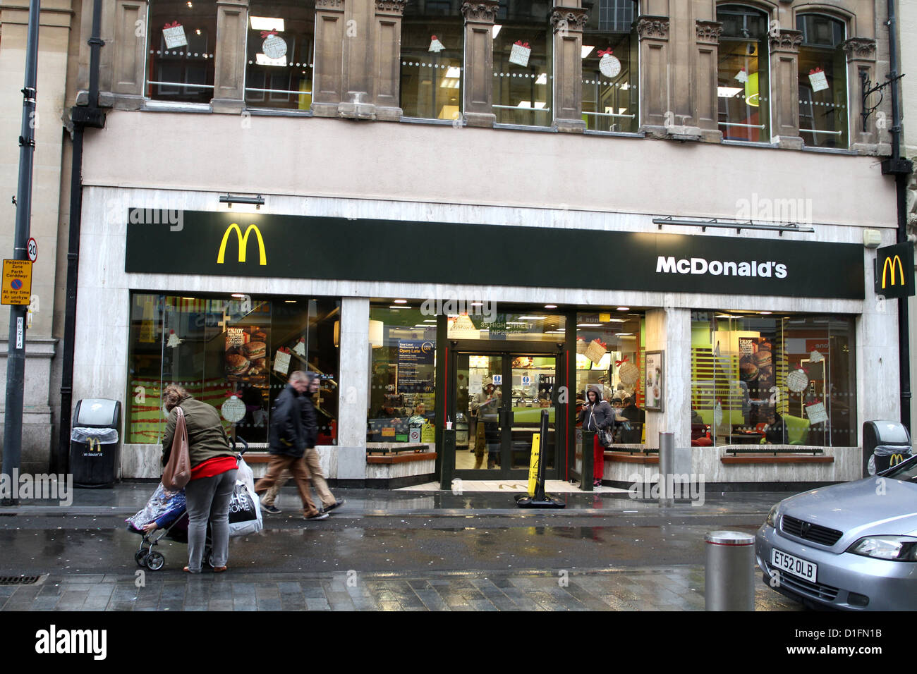 McDonald's restaurant à Newport, Pays de Galles, à l'état humide journée de décembre, le 19 décembre 2012 Banque D'Images