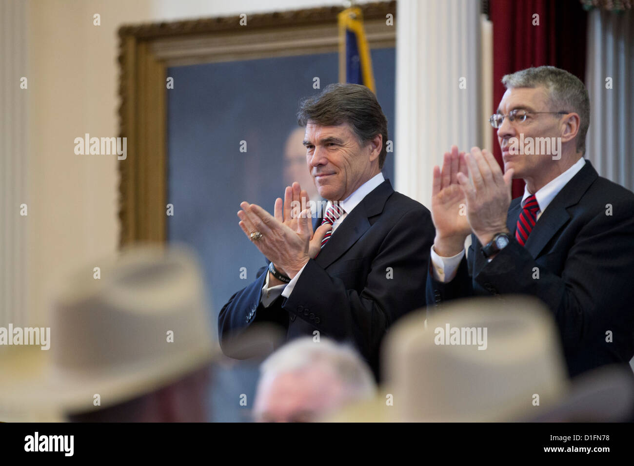 Le gouverneur du Texas, Rick Perry, et le Texas directeur Ministère de la sécurité publique au capital de l'état de Steve McCraw dans Austin Banque D'Images