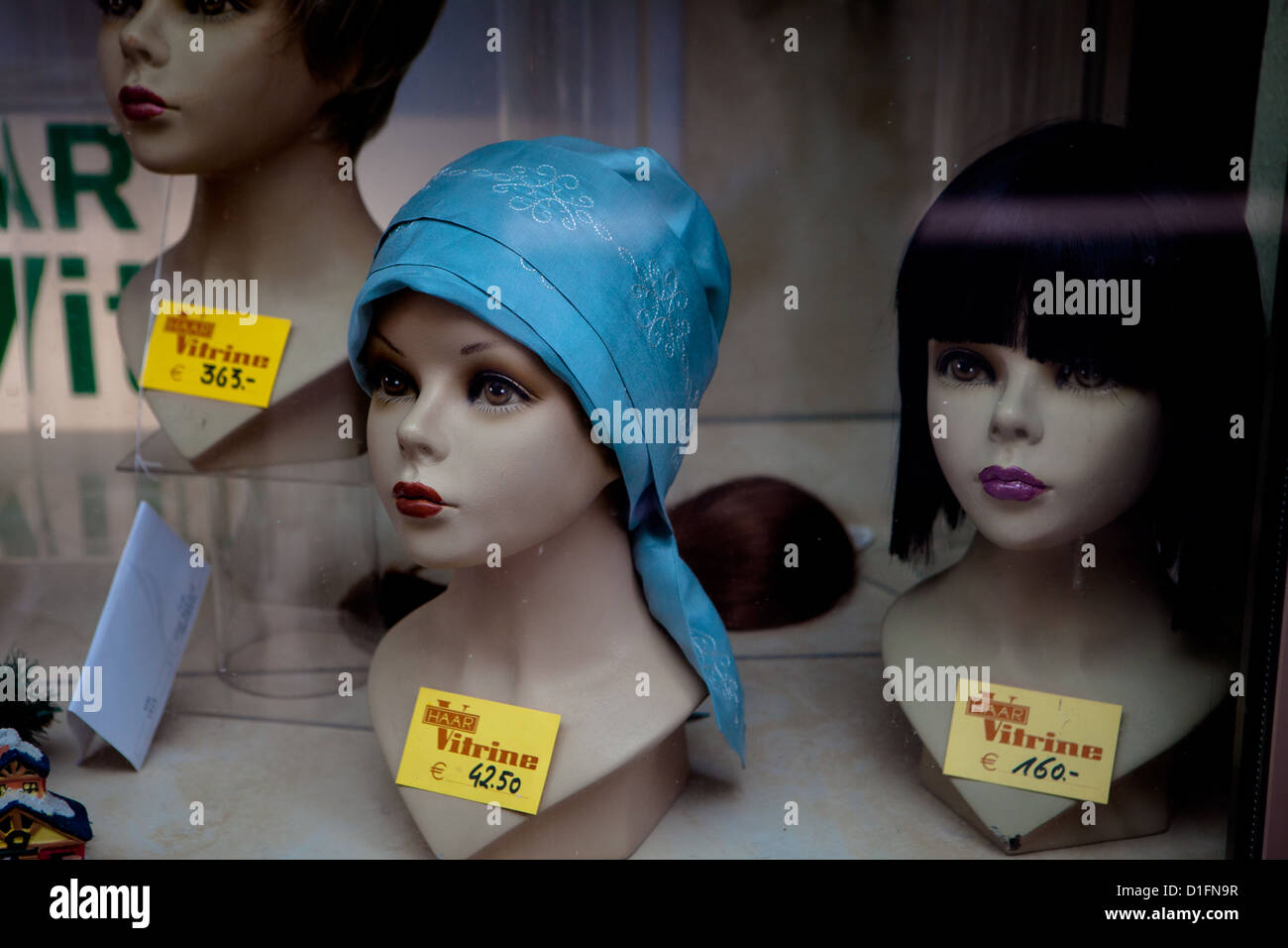 Têtes de mannequin en vitrine Banque D'Images