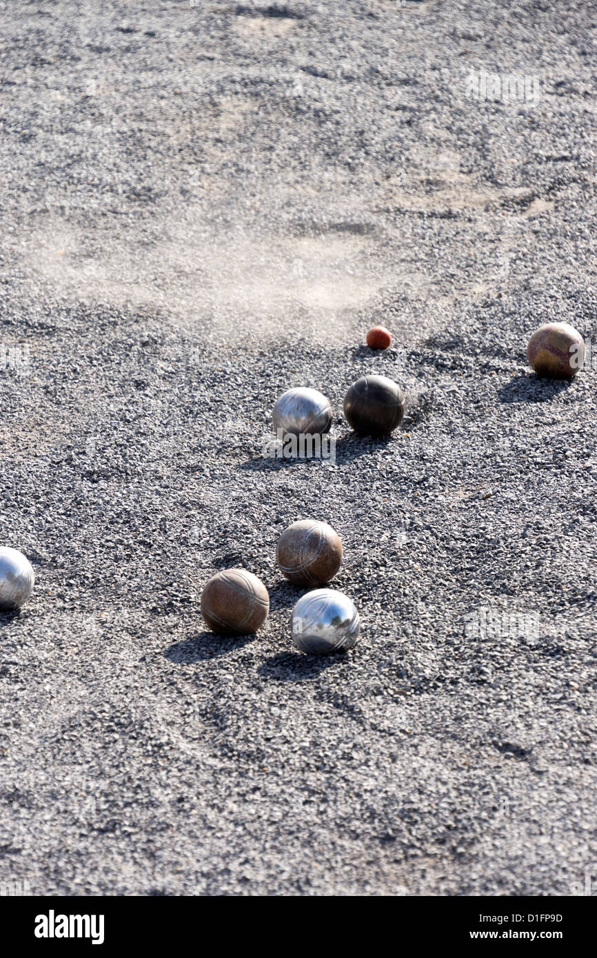 Boules de pétanque a joué dans la cour. Banque D'Images