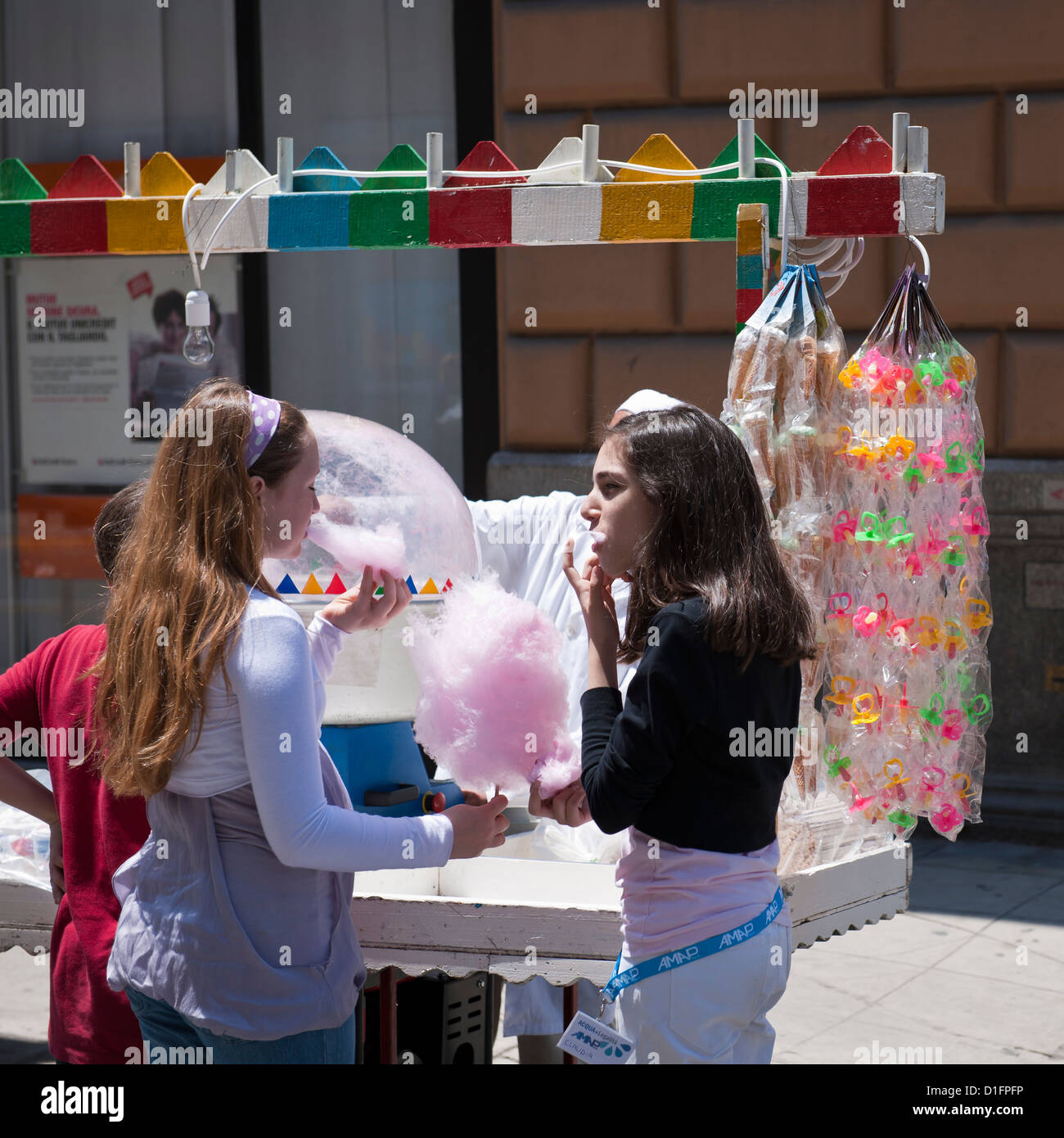 Les enfants acheter de la barbe à papa à partir d'un panier de rue, Palerme Banque D'Images