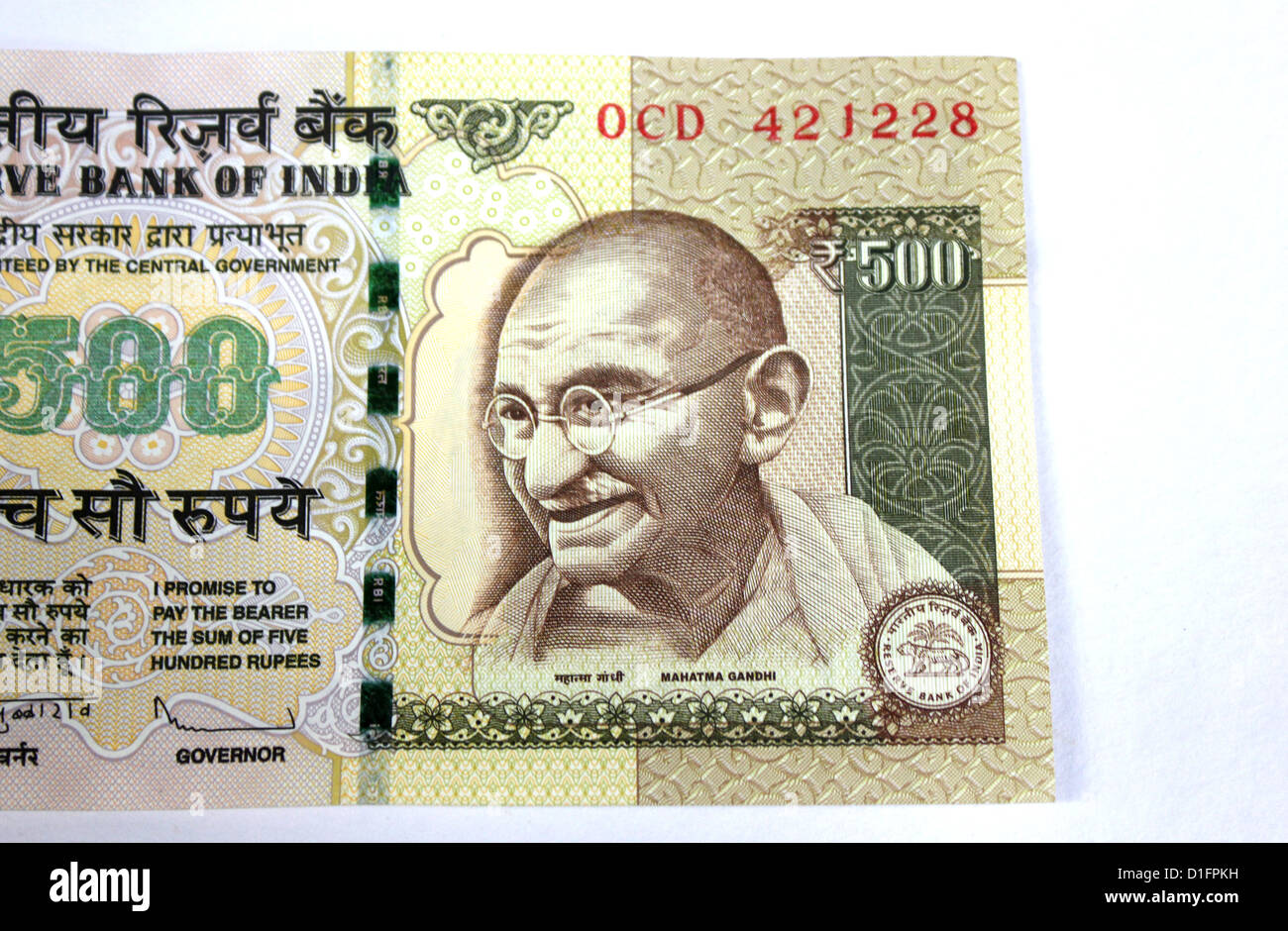 Monnaie indienne un cinq cent rupee remarque avec photo de Gandhi en fond blanc 500 Banque D'Images