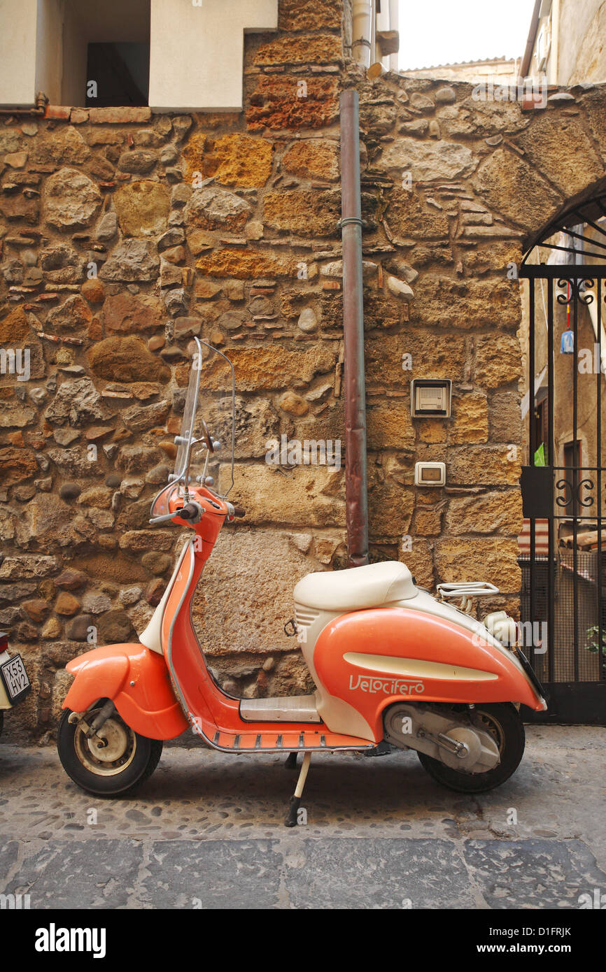 L'Velocifero scooter, Cefalù, Sicile, Italie Banque D'Images