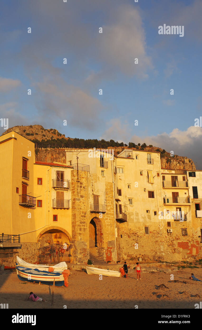 La vieille ville de Cefalù et du port au coucher du soleil, Sicile, Italie Banque D'Images