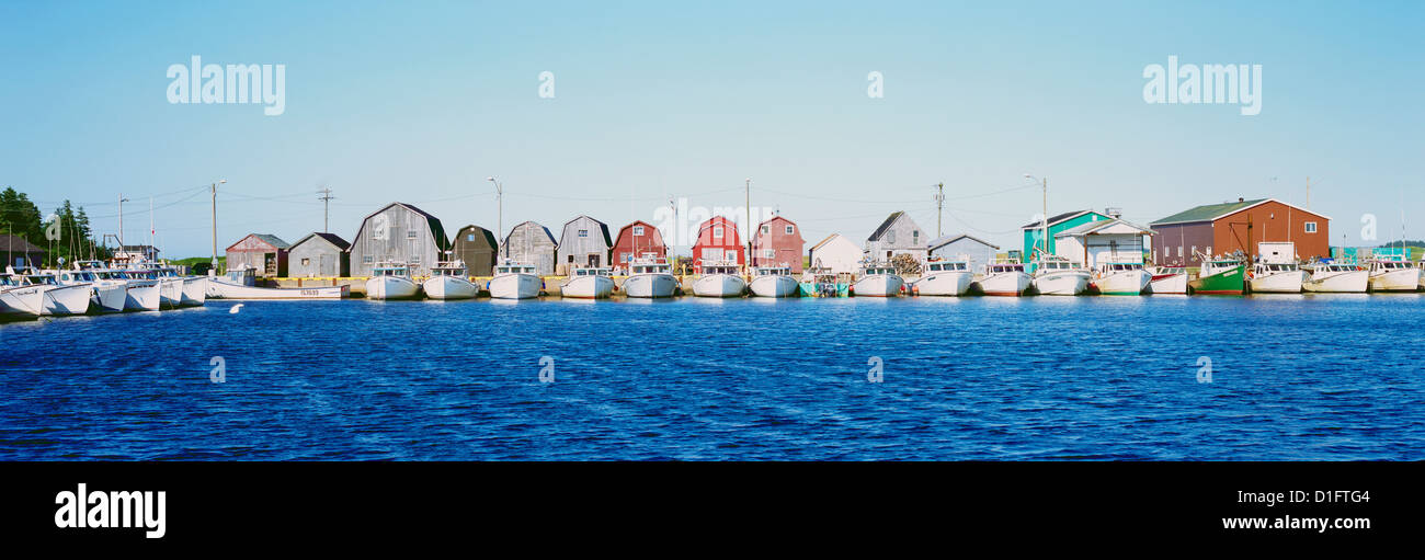 Malpeque Harbour, PEI, Prince Edward Island, Canada - Bateaux de pêche commerciale de poissons-appâts et bidonvilles (hangars), Vue Panoramique Banque D'Images