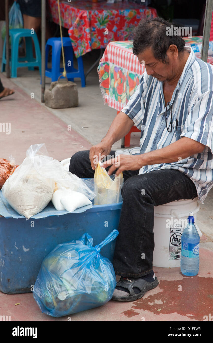 La préparation de la production destinée à la vente au marché de San Ignacio au Belize. Banque D'Images