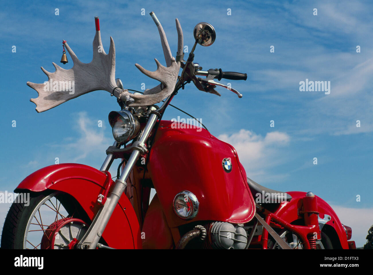 Moto BMW rouge classique avec Moose Antlers monté sur le guidon Banque D'Images