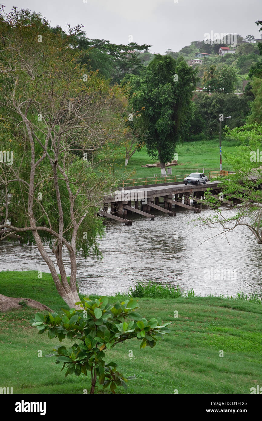 Pont sur la rivière Macal à San Ignacio, Belize. Banque D'Images