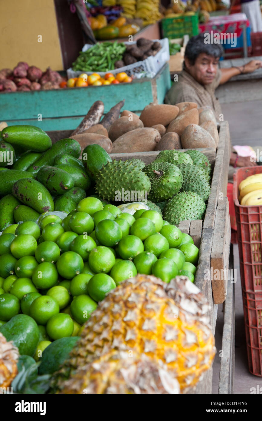 Le marché de San Ignacio au Belize est chargé de tous les types de produits frais. Banque D'Images