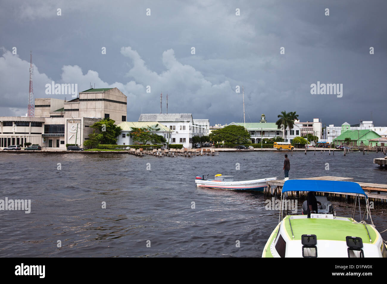 Autour du port comme une énorme tempête se déplace dans la ville de Belize. Banque D'Images