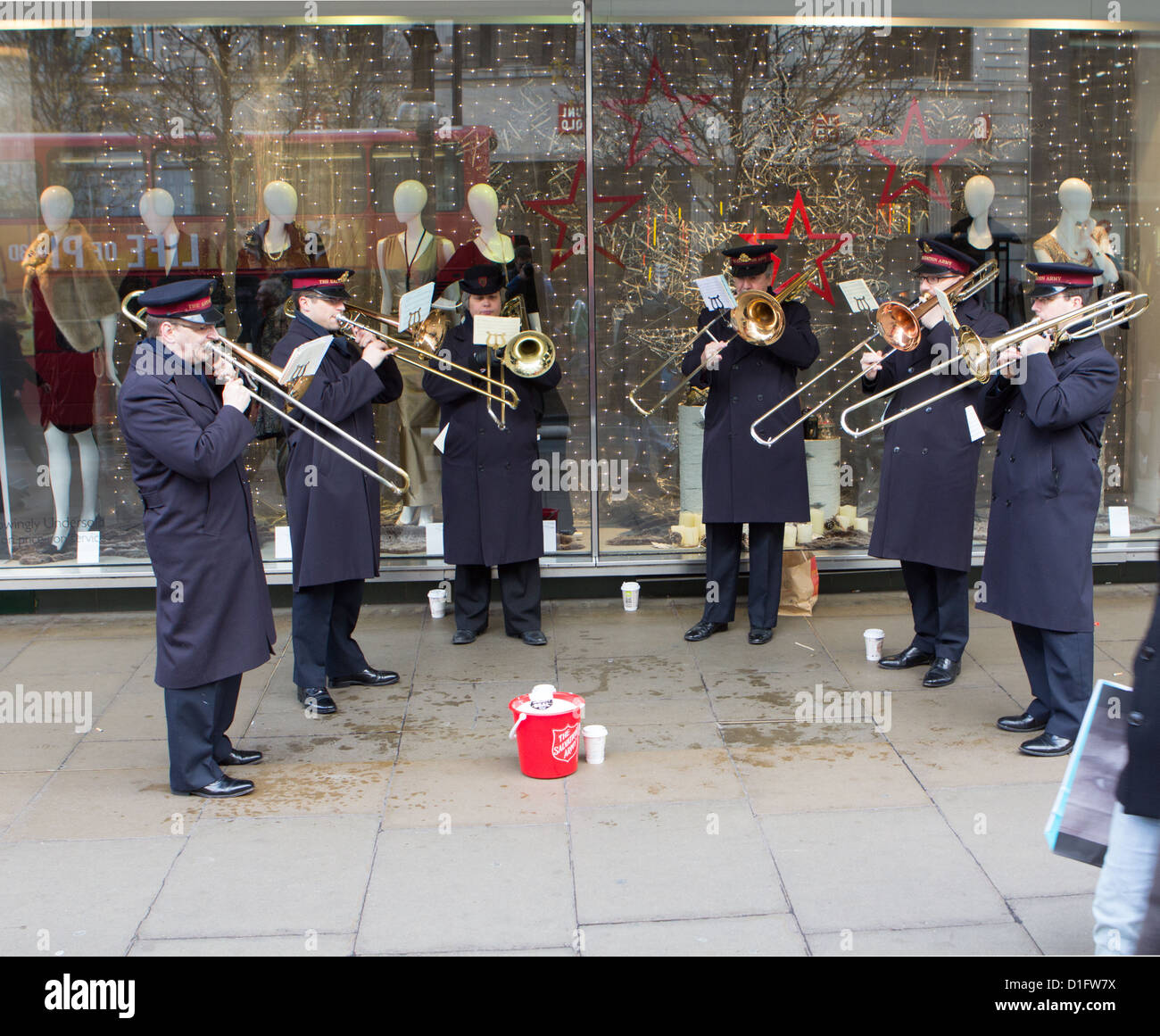 La lecture de l'Armée du salut des chants de Noël sur trombones Banque D'Images