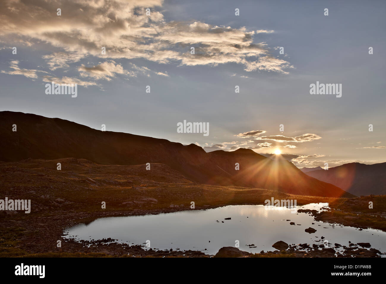 Coucher de soleil sur une Alpine tarn au col de Stoney, San Juan National Forest, Colorado, États-Unis d'Amérique, Amérique du Nord Banque D'Images